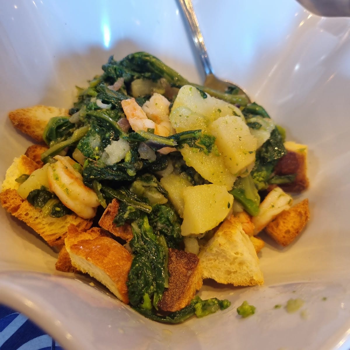 Insalata di broccoletti, patate, gamberetti e crostini